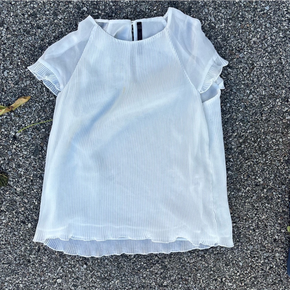 Cute white flowey top